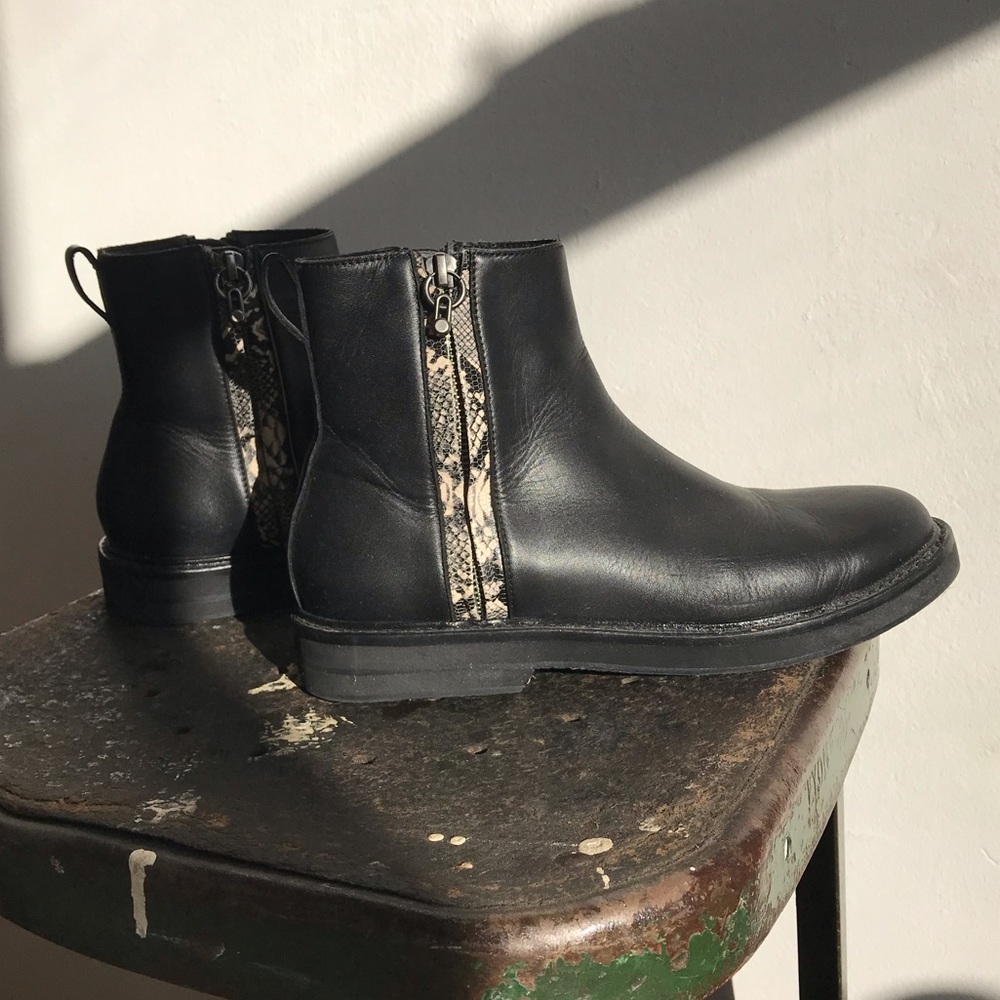Donald Pliner black leather zipper ankle boots